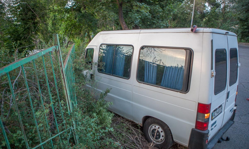 ДТП в Днепре: микроавтобус протаранил ограждение