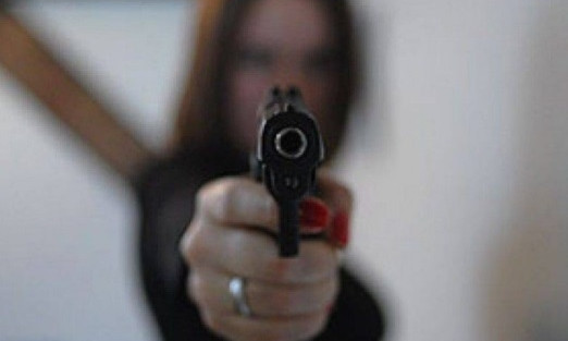 Стреляла по птичкам: на Днепропетровщине задержали девушку с оружием