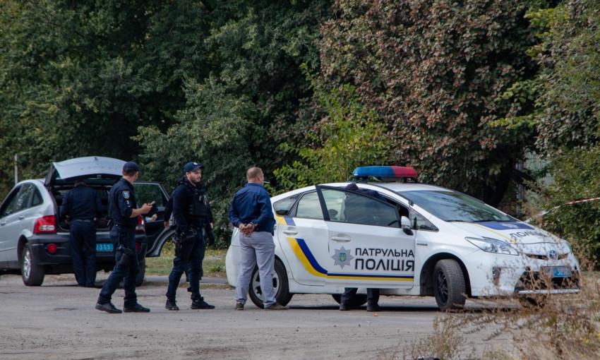 Погоня в Днепре: водитель BMW забаррикадировался от полиции 