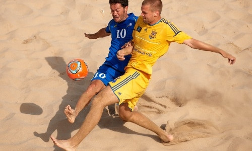 В Днепре проходят соревнования по футболу на пляже 