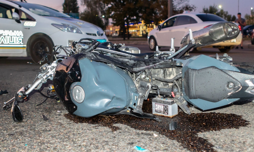 ДТП в Днепре: Audi и мотоцикл столкнулись возле Bartolomeo 