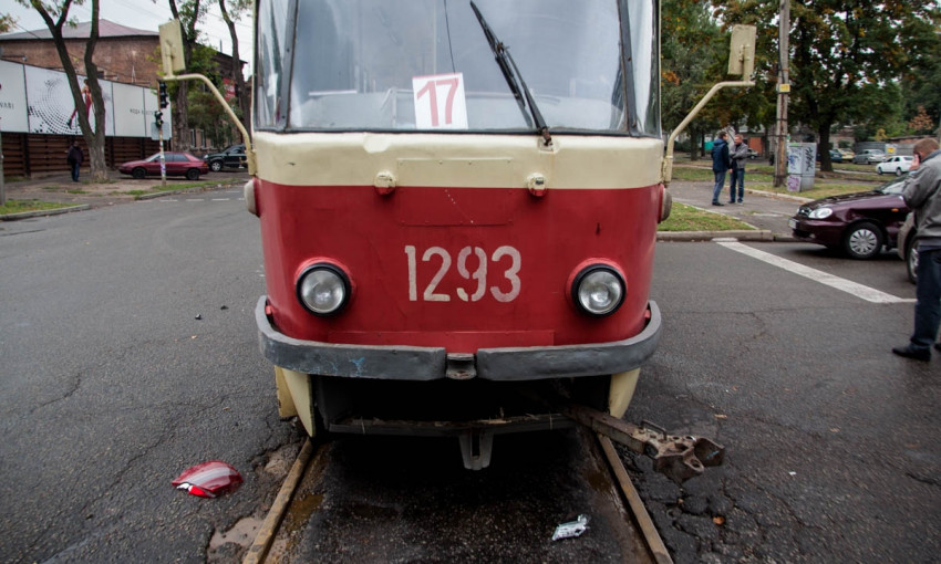 ДТП в Днепре: на перекрестке столкнулись два авто и трамвай