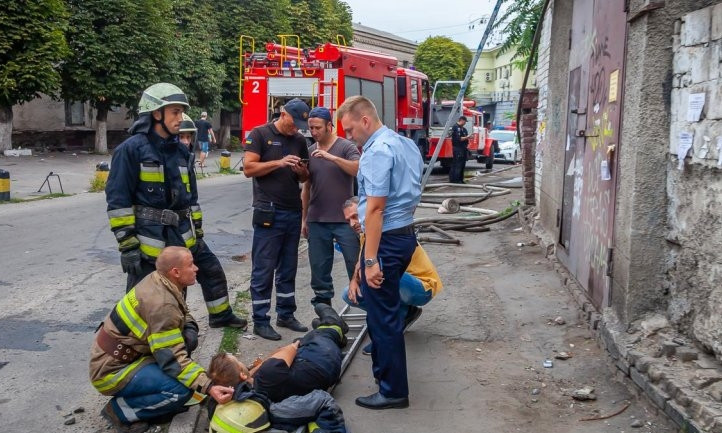 Пожар в Днепре: на улице Курчатова пострадал спасатель