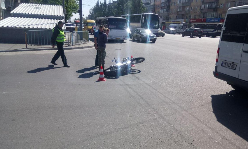 ДТП в Днепре: на перекрестке столкнулись авто и мотоцикл 