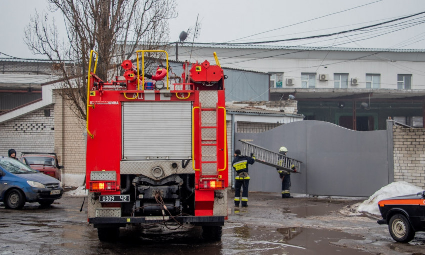 Пожар в Днепре: сотрудники ГСЧС тушили склад с алкоголем 
