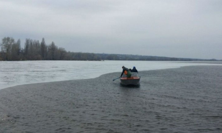 ЧП на Днепропетровщине: рыбаков унесло на льдине