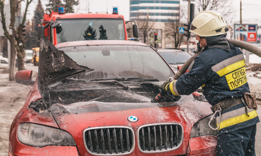 В Днепре пожарные тушили BMW на Гагарина 