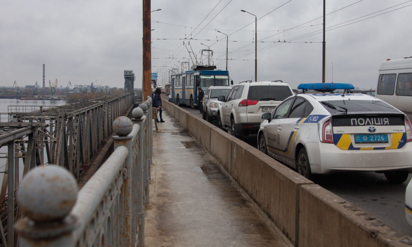 ДТП в Днепре: на мосту из-за Daewoo Lanos столкнулись Nissan и Opel