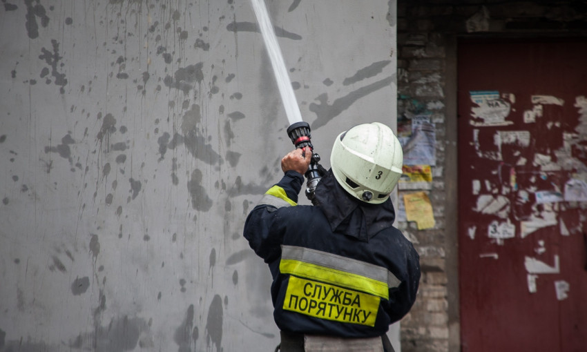 Пожар в Днепре: сотрудники ГСЧС тушили балкон