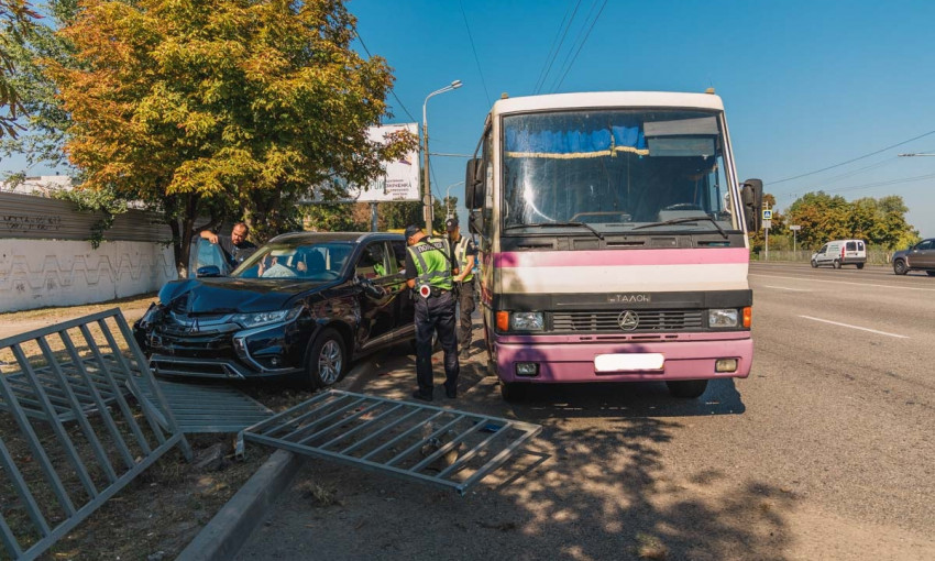 ДТП в Днепре: Mitsubibishi протаранил ограждение из-за удара с маршруткой
