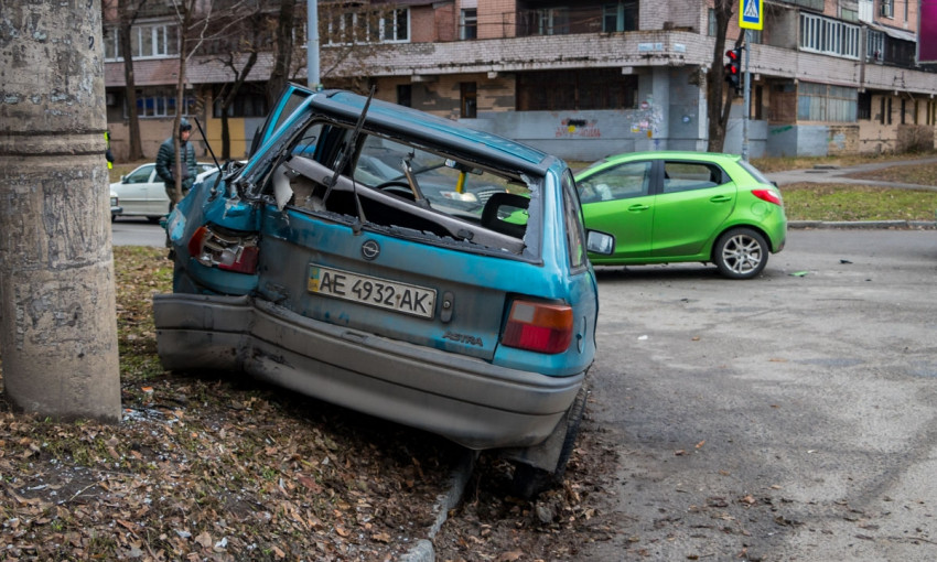 ДТП в Днепре: на улице Владимира Антоновича столкнулись два авто
