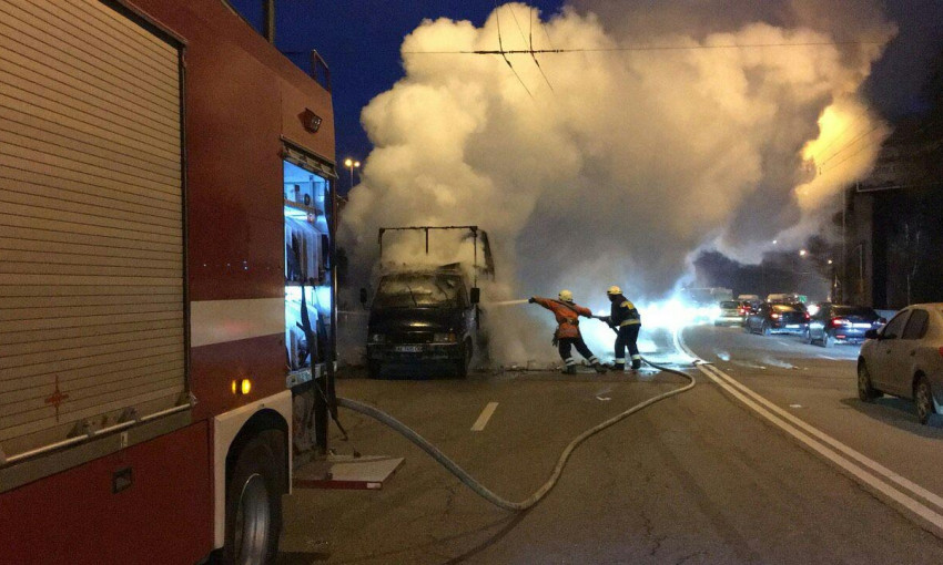 Пожар в Днепре: сотрудники ГСЧС тушили «ГАЗель»