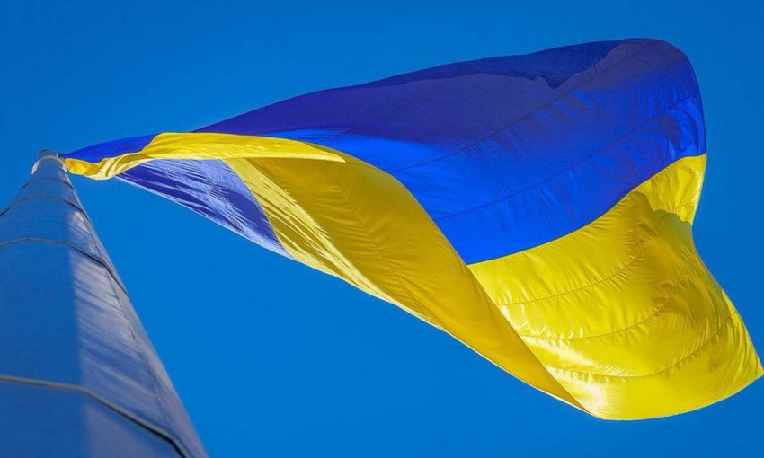 Самый большой флаг Украины в Днепре спустили на землю