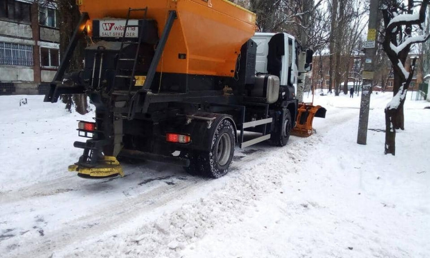 Снежный Днепр: коммунальные службы расчищают дороги
