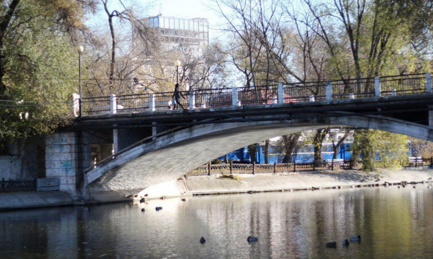 В Днепре хотят отремонтировать мост в парке Глобы 