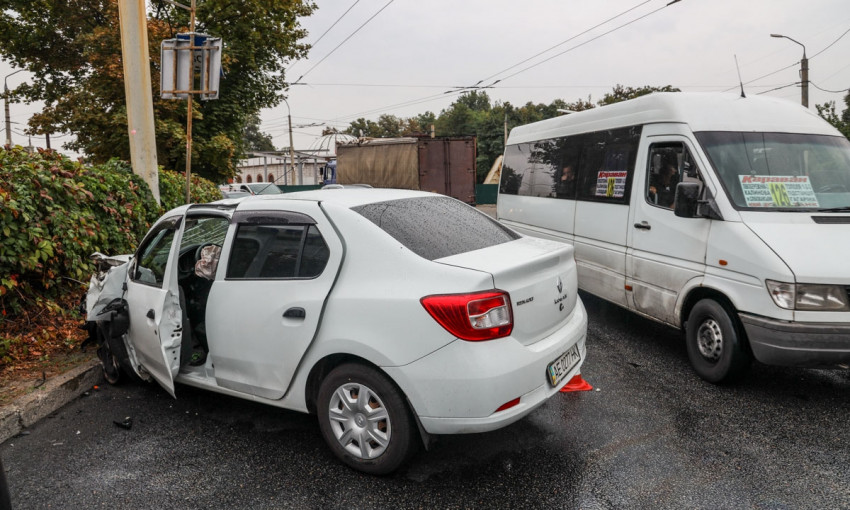 ДТП в Днепре: на Березинке столкнулись Renault и грузовик