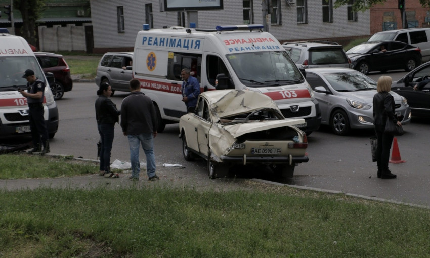ДТП в Днепре: на перекрестке столкнулись «Москвич» и Renault