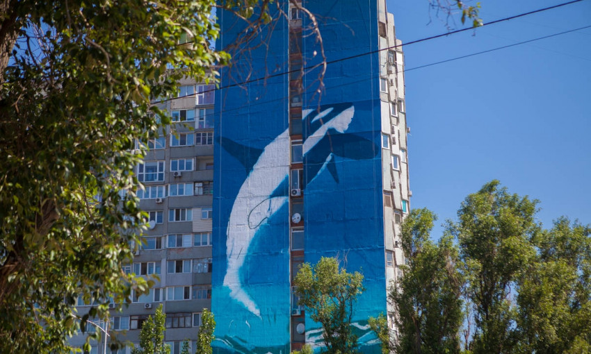 Художественный Днепр: на 16-этажном доме появилось изображение кита-убийцы