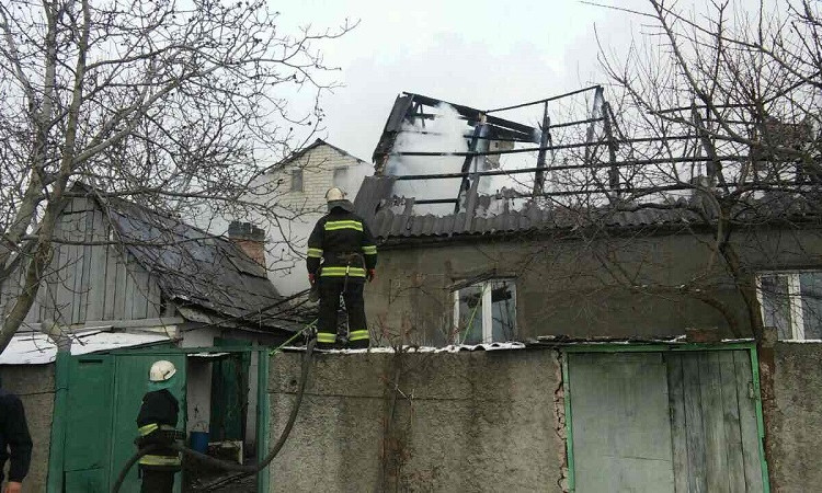 В Днепре пожарные спасли детей из горящего дома 