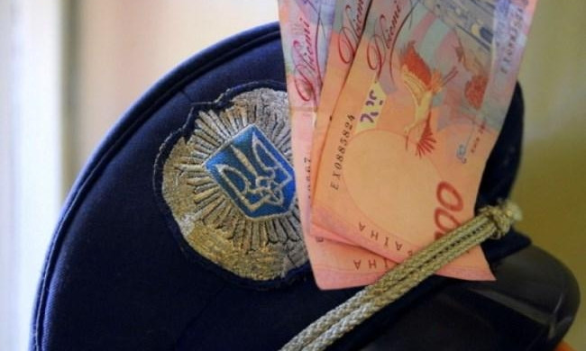 Полицейский отпустил вора за 30 тыс. гривен
