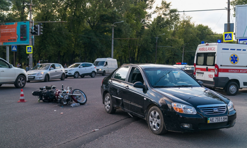 ДТП в Днепре: Запорожском шоссе мотоцикл врезался в Kia