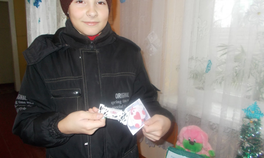 На Днепропетровщине школьникам подарили сладкие подарки