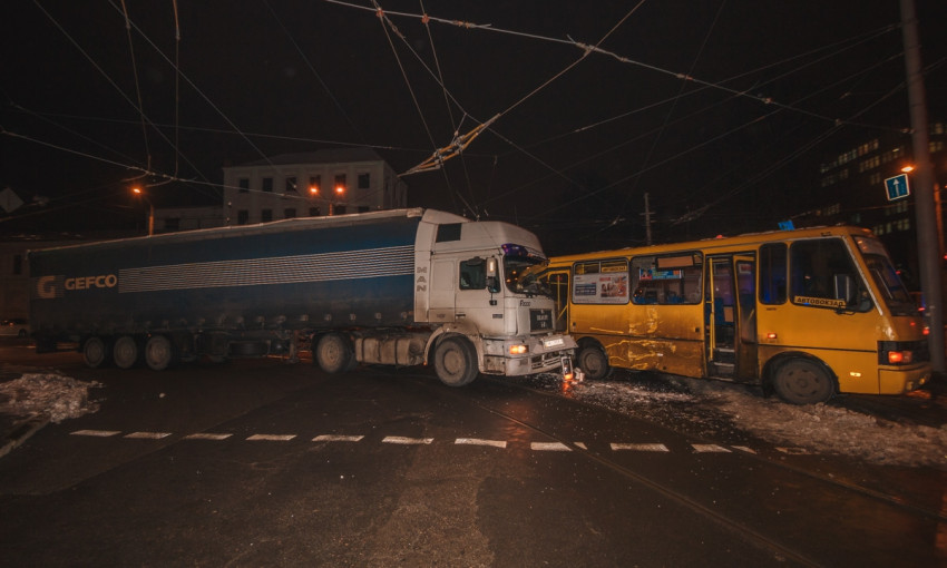 ДТП в Днепре: на дороге столкнулись фура и маршрутка