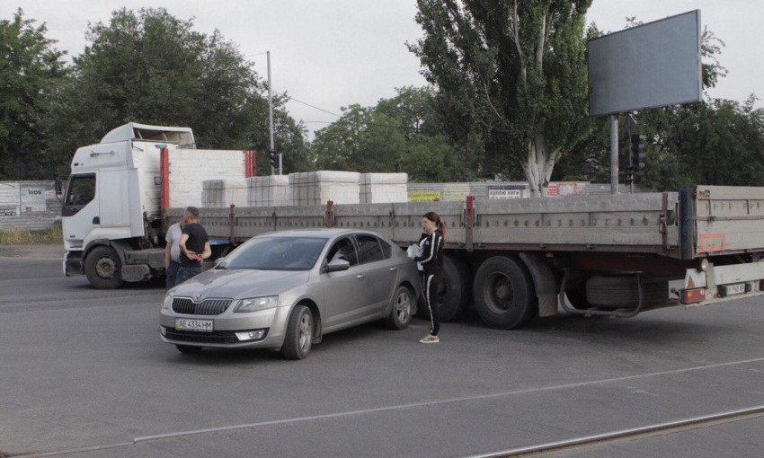 На Донецком шоссе столкнулись фура и Skoda