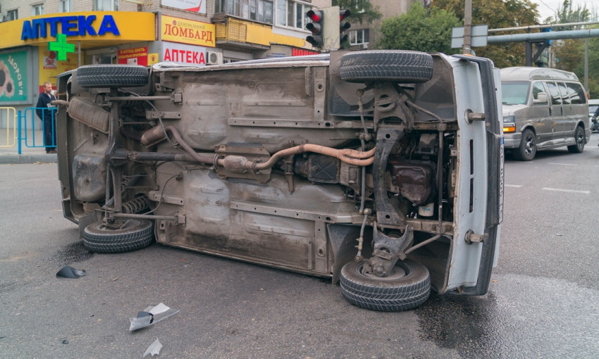 ДТП в Днепре: на перекрестке перевернулось авто