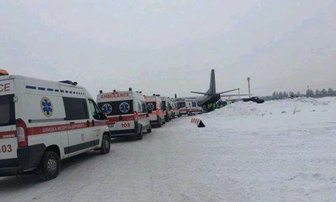 В аэропорту Днепра раненых в АТО ждут машины скорой помощи 