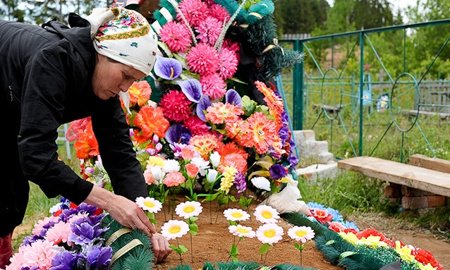 В Днепре предложили запретить искусственные цветы на кладбищах