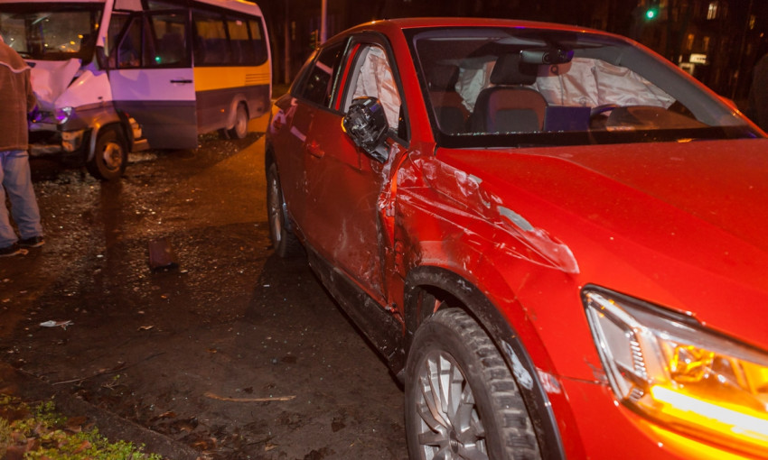 ДТП в Днепре: девушка за рулем врезалась в маршрутку 