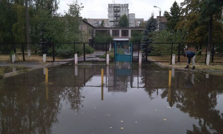 Мокрый Днепр: из-за ливня затопило подъезды к Ленинскому районному суду