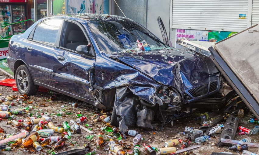 ДТП в Днепре: автомобиль протаранил киоск и сбил двух днепрян
