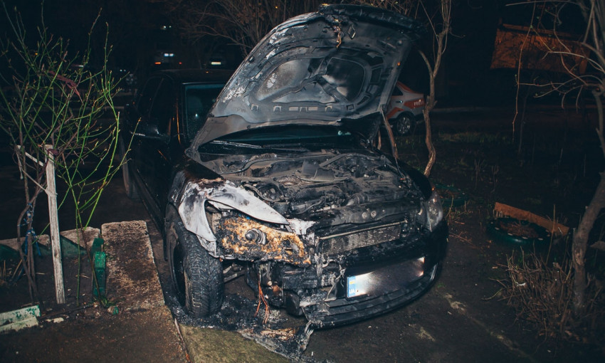 Пожар в Днепре: сотрудники ГСЧС тушили автомобиль Skoda