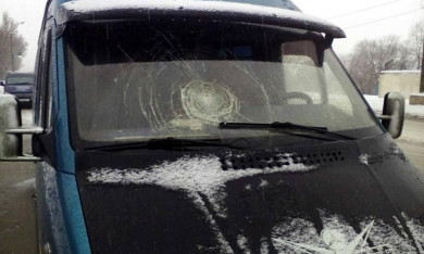 В Днепре вандалы разбили машину городской комиссии