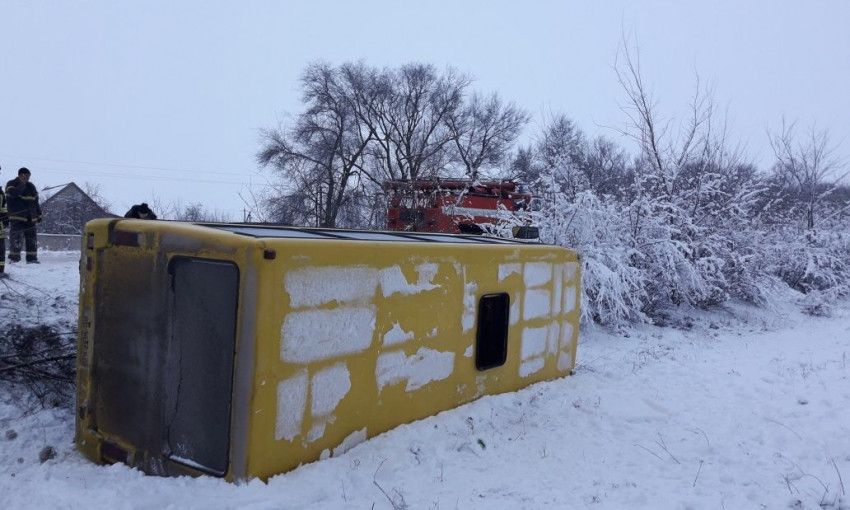 ДТП под Днепром: пассажирский автобус перевернулся на трассе 