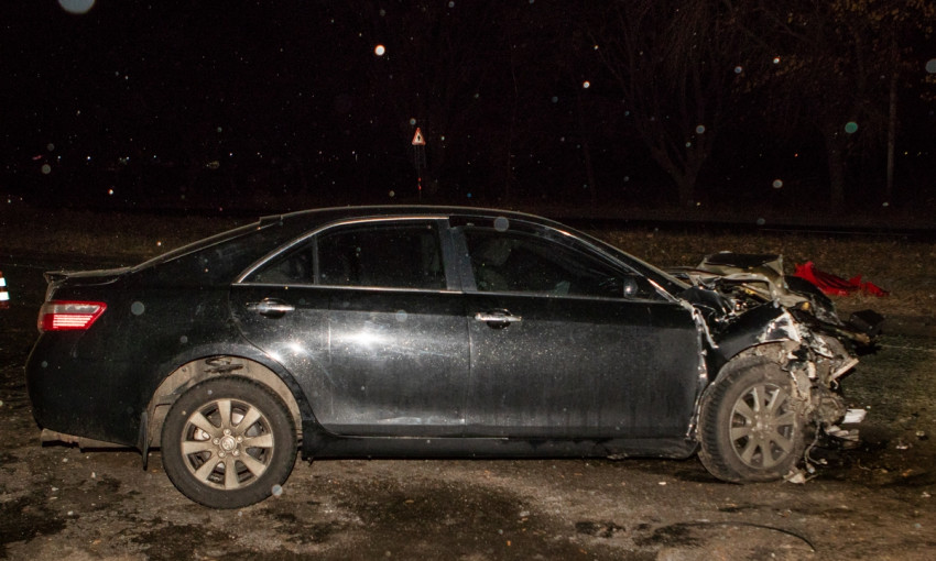 ДТП под Днепром: авто врезалось в асфальтоукладчик