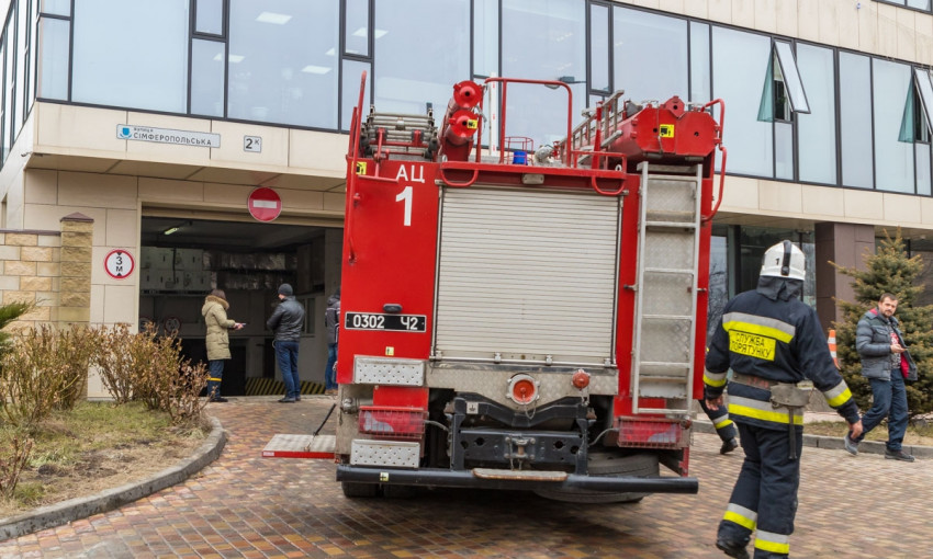 Пожар в Днепре: сотрудники ГСЧС тушили подземную парковку