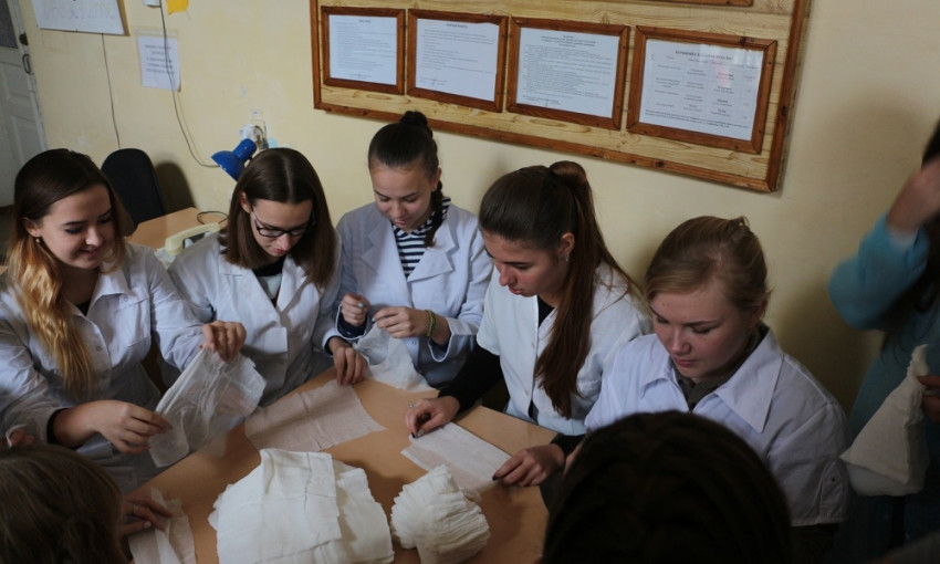 Днепровские школьницы побывали в военном госпитале 