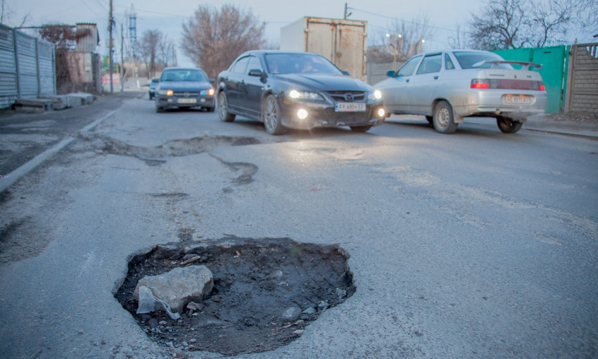 Ремонт дорог в Днепре: ямы на улице Отечественной