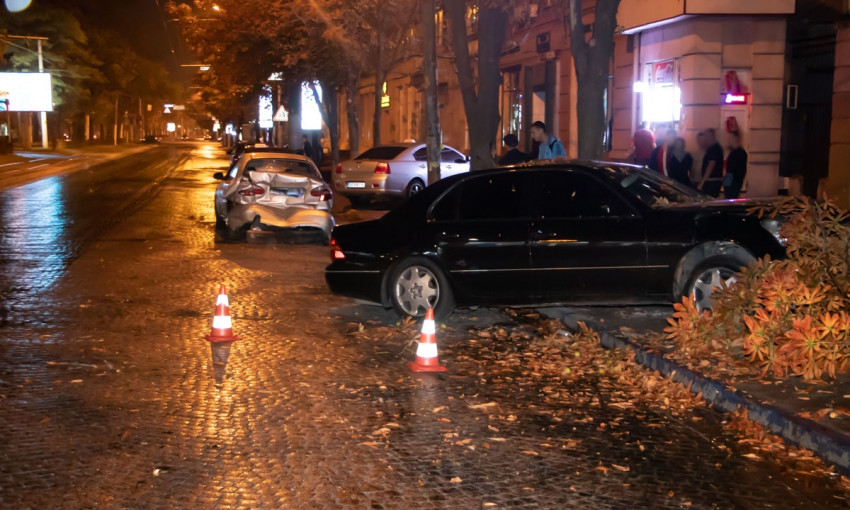 ДТП в Днепре: на Яворницкого Lexus столкнулся с Daewoo и снес дерево