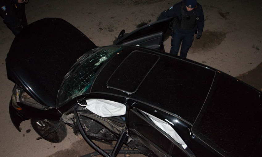 ДТП в Днепре: автомобиль сорвался с возвышенности