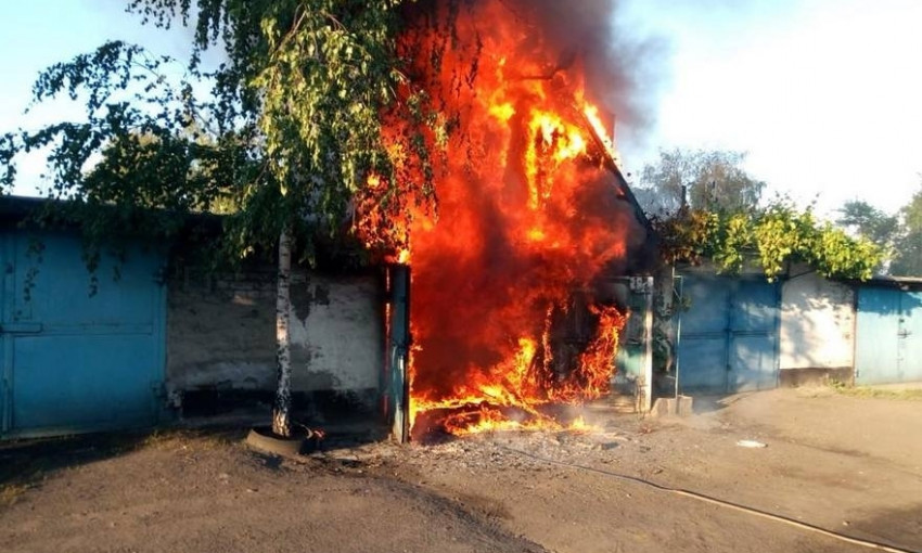 Пожар на Днепропетровщине: сотрудники ГСЧС тушили гаражный кооператив