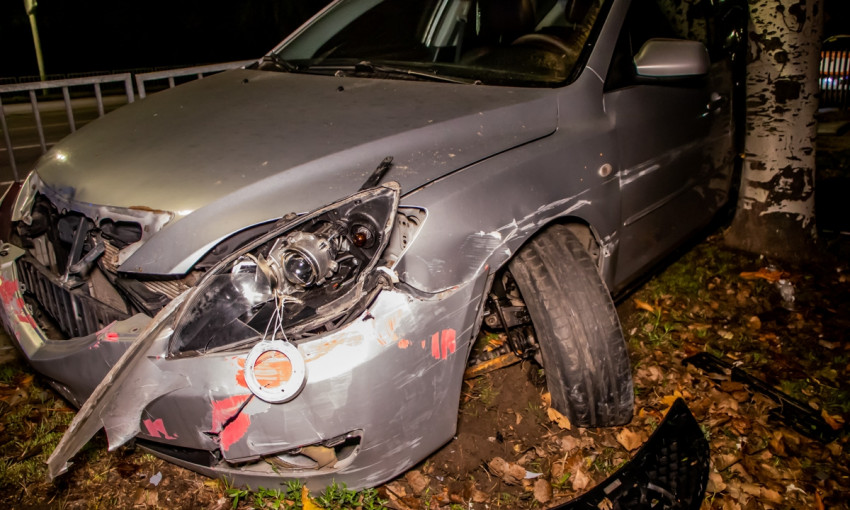 ДТП в Днепре: Mazda врезалась в дорожное ограждение
