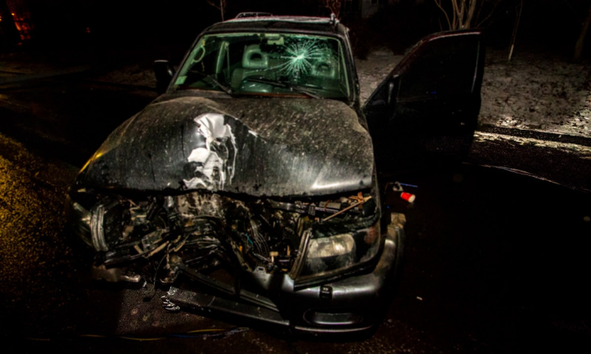 ДТП в Днепре: автомобиль врезался в фонарь 