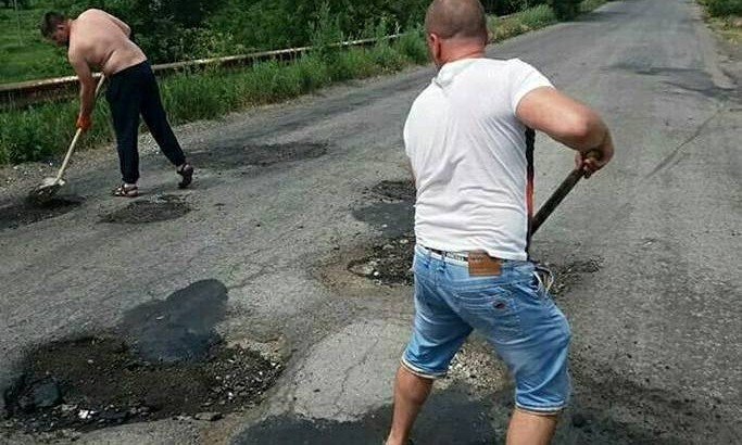 Водители на Днепропетровщине сами латают дороги