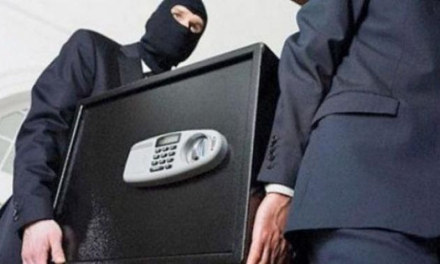 ЧП в Днепре: грабители вынесли сейф из банка 