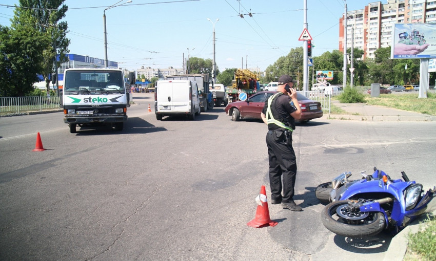 ДТП в Днепре: возле «Эпицентра» столкнулись TATA и мотоцикл