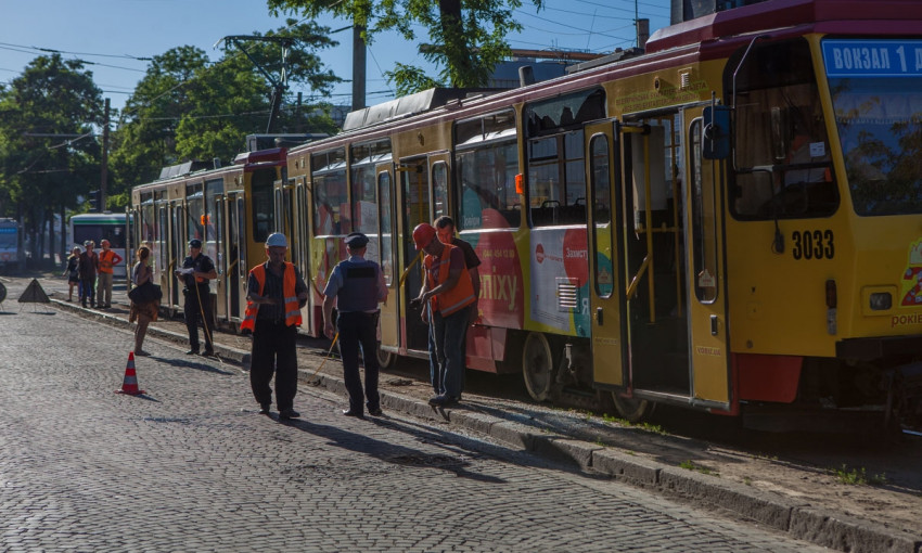 ЧП в Днепре: на перекрестке сломался трамвай